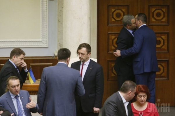 Депутати в Раді позіхали, цілувалися й обіймалися. ФОТО