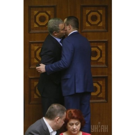 Депутати в Раді позіхали, цілувалися й обіймалися. ФОТО