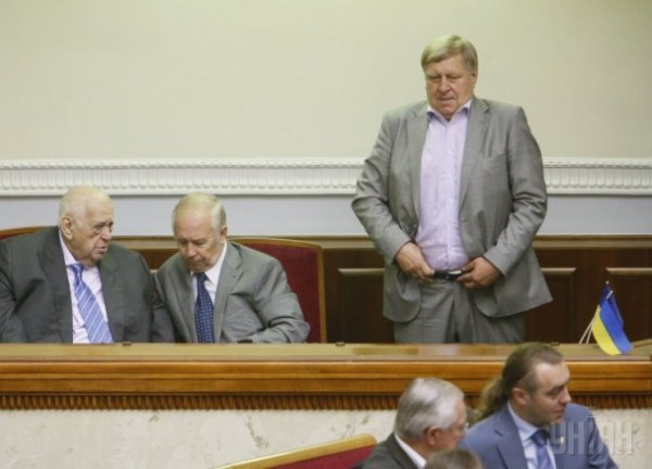 Депутати в Раді позіхали, цілувалися й обіймалися. ФОТО