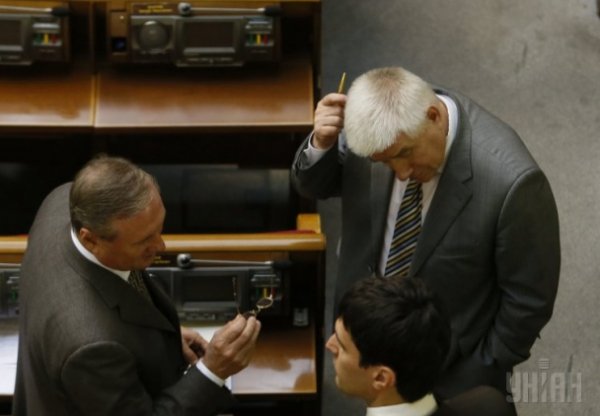 Депутати в Раді позіхали, цілувалися й обіймалися. ФОТО