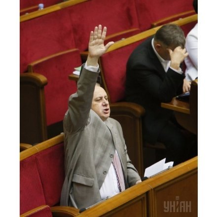 Депутати в Раді позіхали, цілувалися й обіймалися. ФОТО