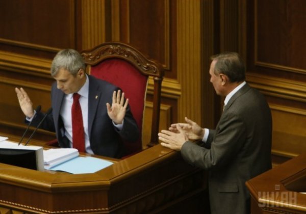 Депутати в Раді позіхали, цілувалися й обіймалися. ФОТО