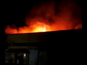 На Волині горів магазин «Копійочка». ВІДЕО