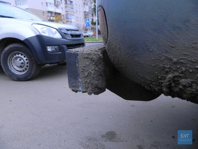 У Володимирі пікап Mitsubishi пошкодив припаркований Ford. ФОТО