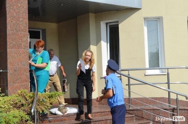 «Харе Крішна всім, сидимо до останнього». Мітинг під Апеляційним Судом.ФОТО