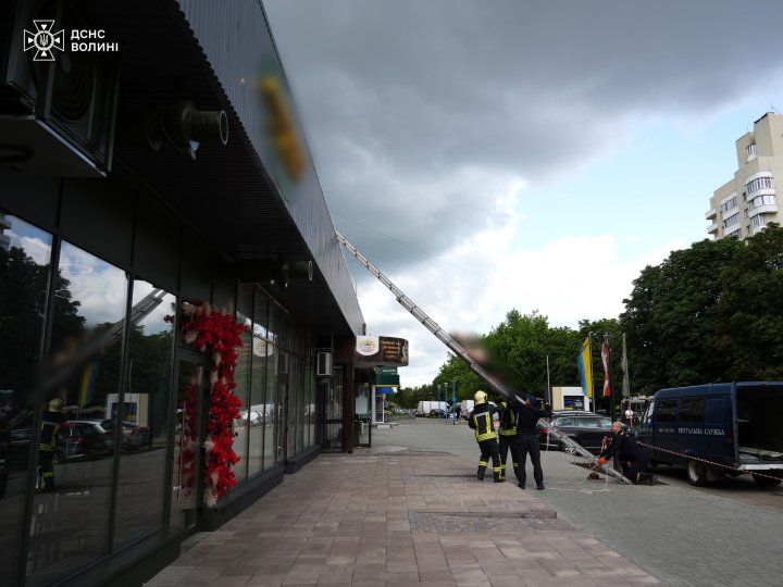 Чоловік, який випав з вікна багатоповерхівки у Луцьку, загинув