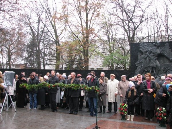 У Луцьку оновили пам'ятний знак депортованим українцям. ФОТО