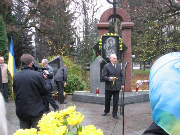 У Луцьку оновили пам'ятний знак депортованим українцям. ФОТО