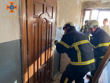 У Луцьку рятувальники визволяли із зачиненої квартири хворого чоловіка