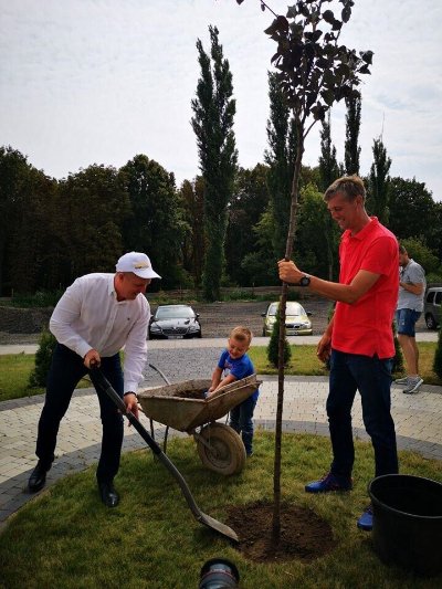 На своє професійне свято – в День будівельника – «Інвестор» висадив дерева в «Супернові»