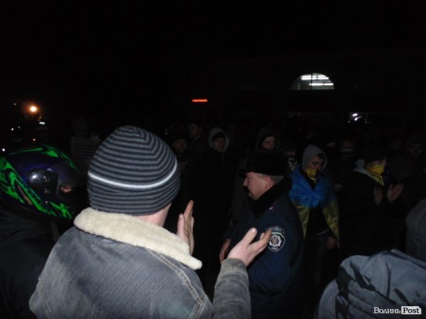 Бруківка, автомати та пробиті колеса: у Луцьку вночі пікетували міськвідділ міліції. ФОТО. ВІДЕО