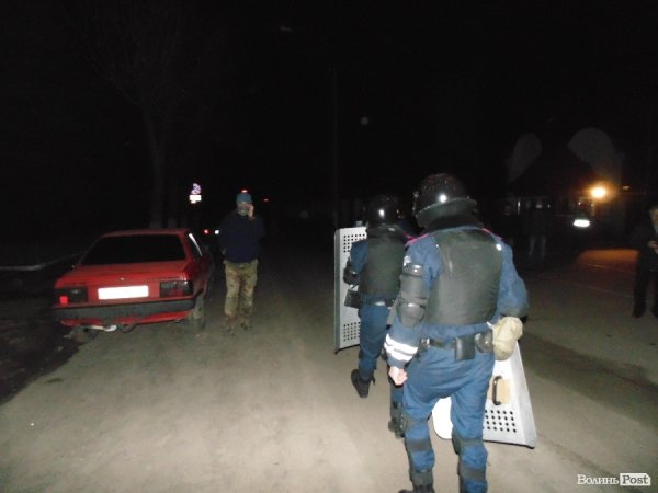 Бруківка, автомати та пробиті колеса: у Луцьку вночі пікетували міськвідділ міліції. ФОТО. ВІДЕО