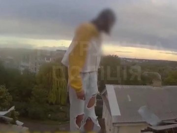 У Луцьку хотіла стрибнути з даху 15-річна дівчина. ВІДЕО