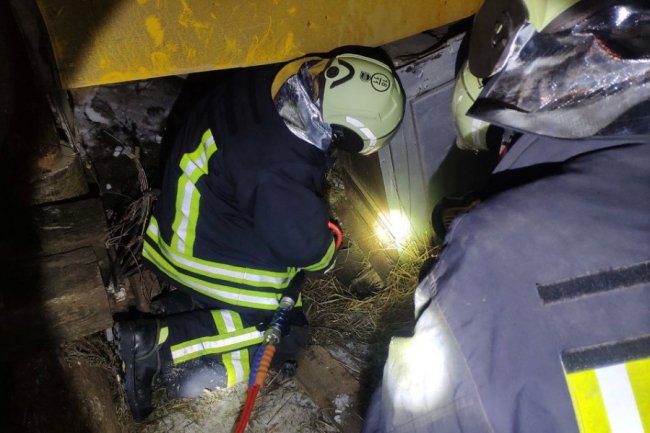 На Волині водій шкільного автобуса поїхав на червоне світло та зіткнувся з потягом