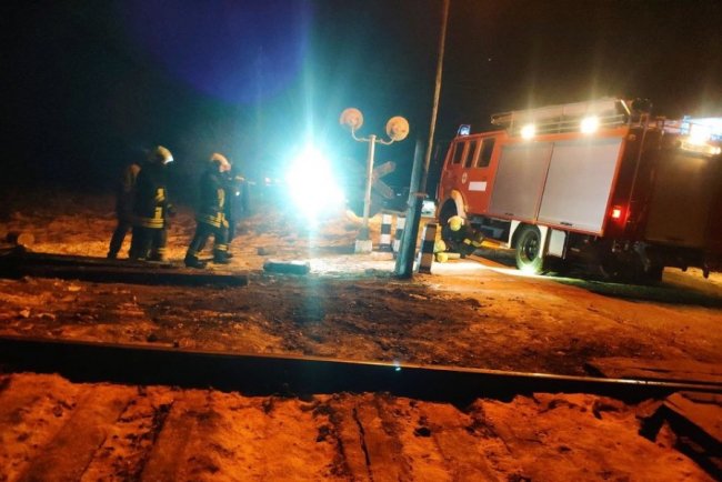 На Волині водій шкільного автобуса поїхав на червоне світло та зіткнувся з потягом