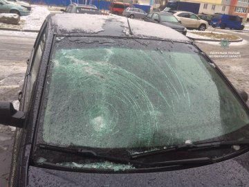 У Луцьку брила льоду розтрощила лобове скло автівки. ФОТО