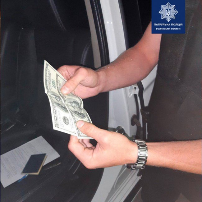 У Луцьку п'яний водій тікав від поліції та пропонував 200 доларів хабара. ФОТО