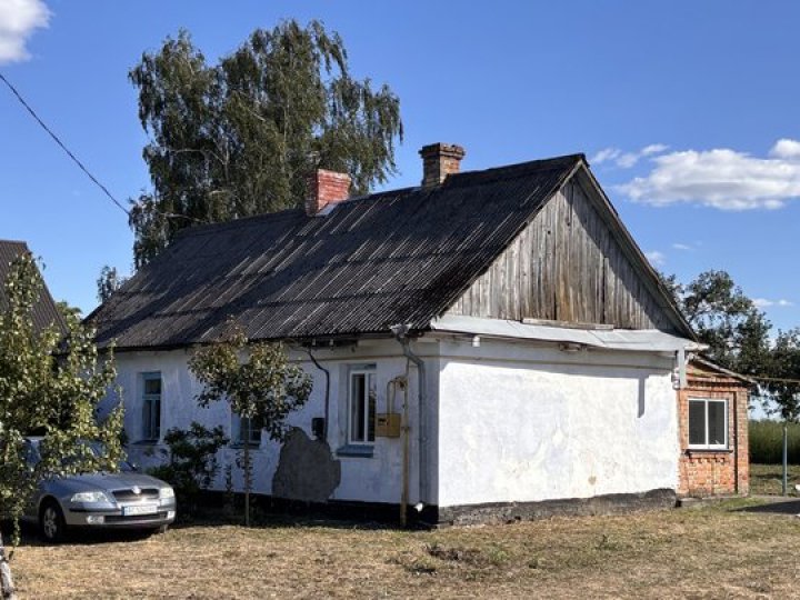 Волинянка відновлює 100-річну хату-мазанку: її товсті стіни зроблені із соломи та глини