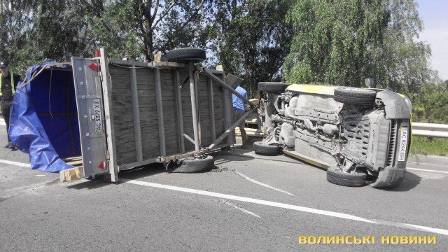 Аварія на Волині: перекинулося авто з причепом