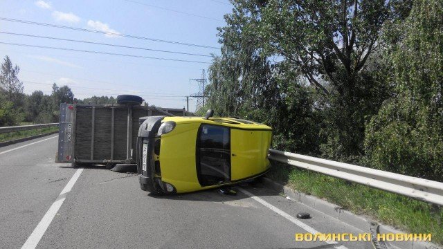Аварія на Волині: перекинулося авто з причепом