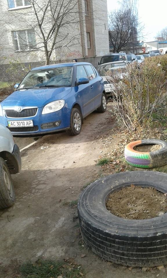 Швидка не проїде: водії автівок заблокували луцький двір. ФОТО