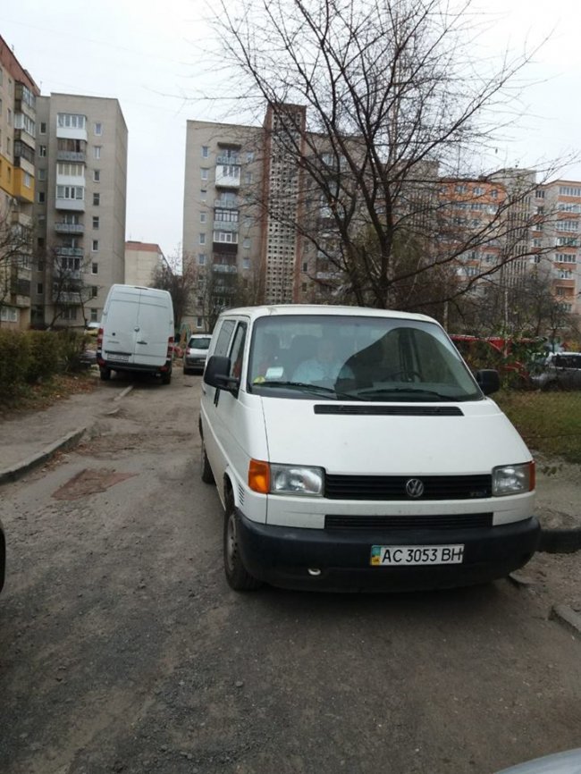 Швидка не проїде: водії автівок заблокували луцький двір. ФОТО