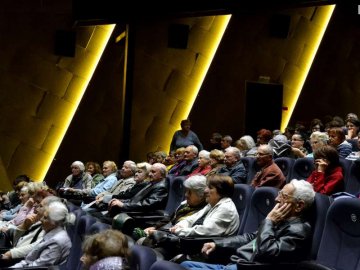 У луцькому «Промені» пенсіонери переглянули український документальний фільм