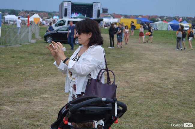 Не молоддю єдиною: як на «Бандерштаті» відпочивають «поважні» фестивальники. ФОТО 