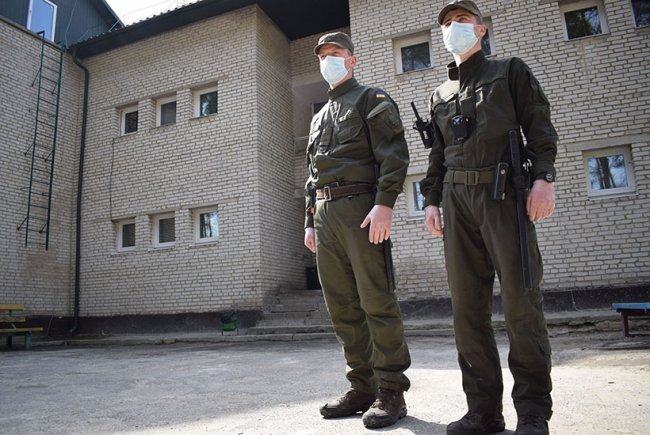 Нацгвардійці та поліція взяли під варту ліцей, який є одним із місць для обсервації на Волині. ФОТО