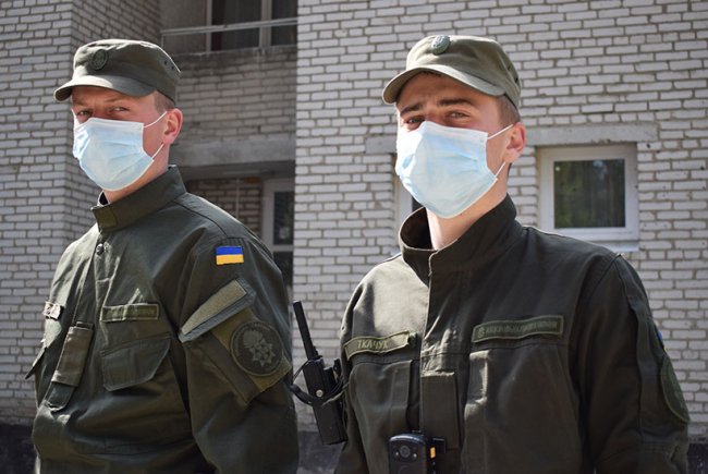 Нацгвардійці та поліція взяли під варту ліцей, який є одним із місць для обсервації на Волині. ФОТО