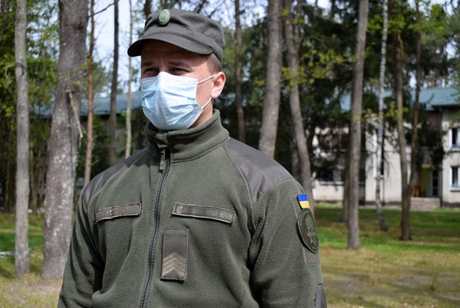 Нацгвардійці та поліція взяли під варту ліцей, який є одним із місць для обсервації на Волині. ФОТО