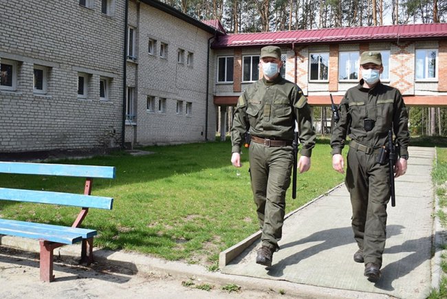 Нацгвардійці та поліція взяли під варту ліцей, який є одним із місць для обсервації на Волині. ФОТО