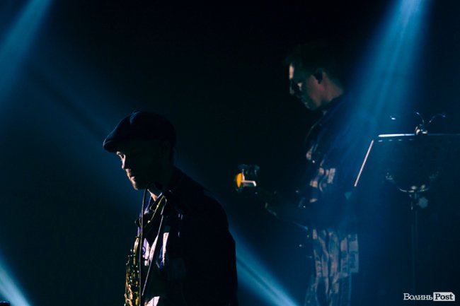 Квітчаста піжама, босі ноги і сотні «дякую»: у Луцьку – «майже квартирник» Бабкіна. ФОТО