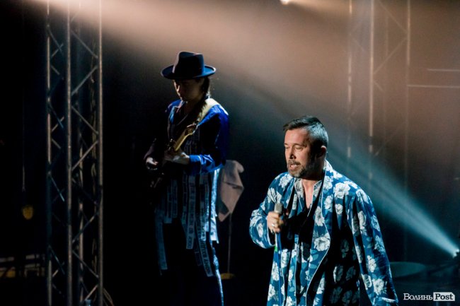 Квітчаста піжама, босі ноги і сотні «дякую»: у Луцьку – «майже квартирник» Бабкіна. ФОТО