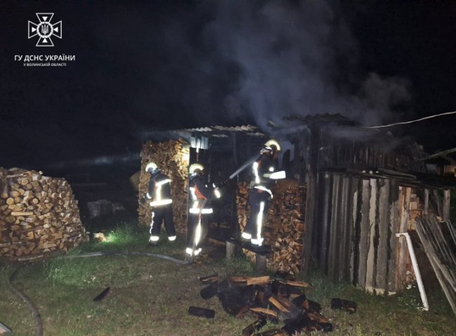На Волині горіли житловий будинок та солома. ФОТО