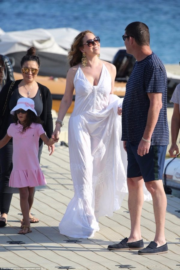 Мерая Кері забула одягнути білизну на відпочинок. ФОТО