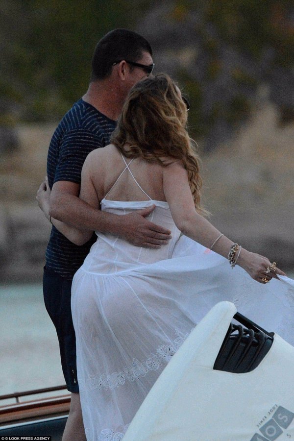 Мерая Кері забула одягнути білизну на відпочинок. ФОТО