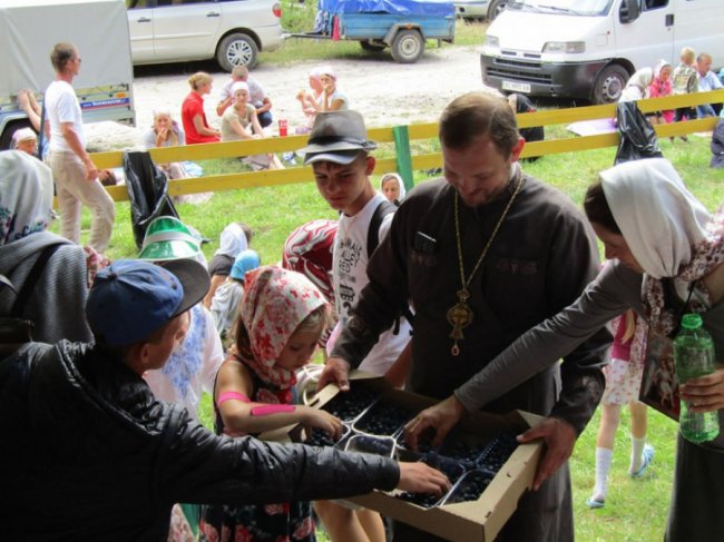 Священники та парафіяни Шацького благочиння нагодували учасників міжнародного хресного ходу. ФОТО 