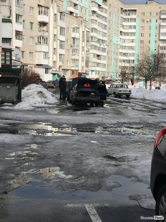 У Луцьку в дворі багатоповерхівки горіла автівка. ФОТО