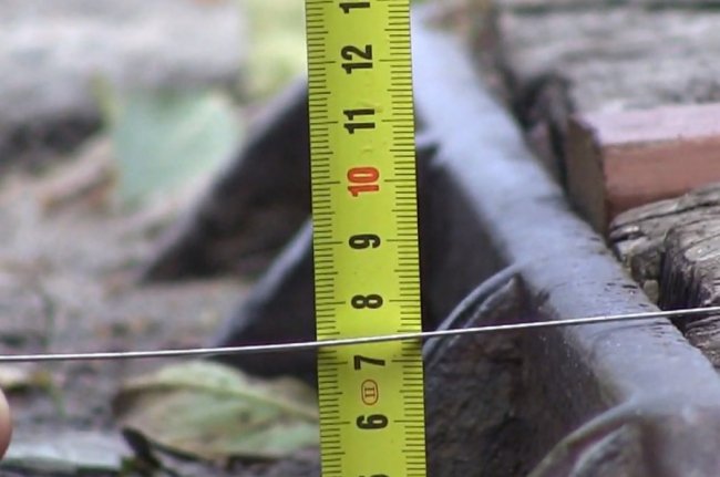 У Володимирі-Волинському копи разом з активістом проводили заміри ям. ВІДЕО