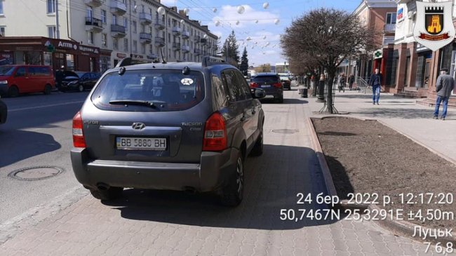 У Луцьку ловлять порушників правил паркування: більшість авто – з інших областей. ФОТО