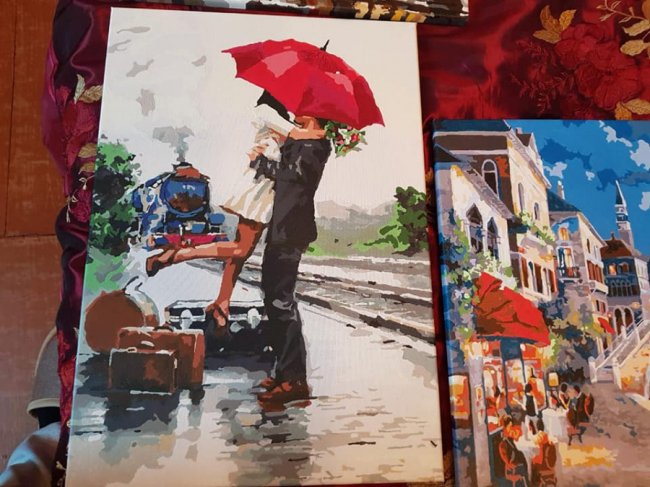 У Луцьку продають картини маленької рівненчанки з ДЦП. ФОТО