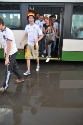 Футбольні фани у Львові пісяли під стадіоном, бродили по калюжах і матюкалися. ФОТО 