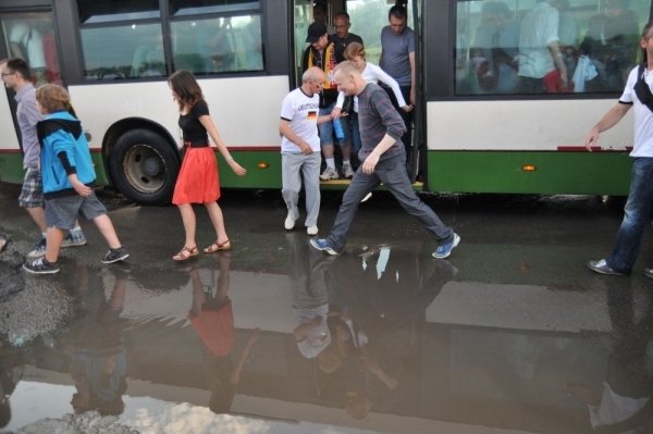 Футбольні фани у Львові пісяли під стадіоном, бродили по калюжах і матюкалися. ФОТО 