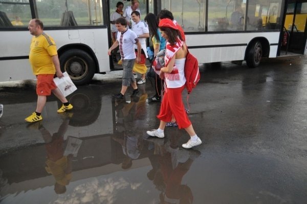 Футбольні фани у Львові пісяли під стадіоном, бродили по калюжах і матюкалися. ФОТО 