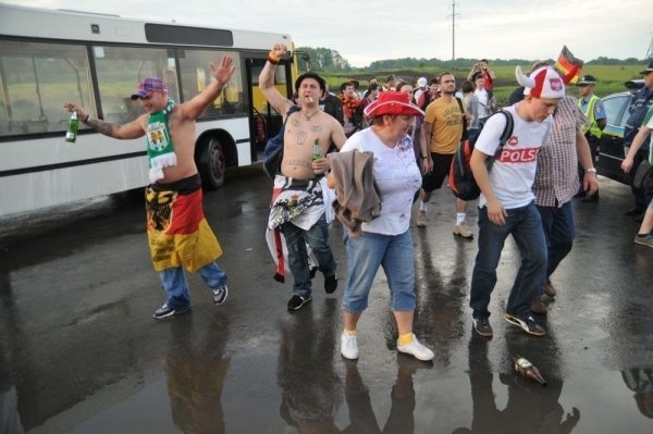 Футбольні фани у Львові пісяли під стадіоном, бродили по калюжах і матюкалися. ФОТО 