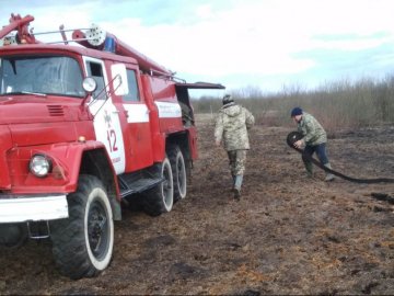 Дві доби 11 рятувальників не можуть загасити пожежу на Волині
