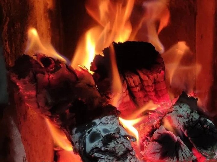 Як економно палити грубку дровами: золоті правила, що продовжать їхнє горіння та збережуть тепло