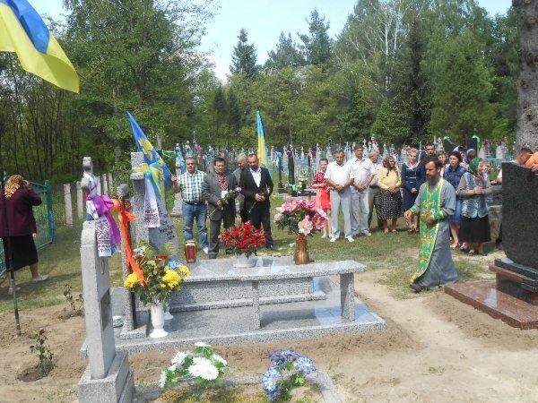 На могилі волинського Героя Небесної Сотні освятили пам’ятний знак. ФОТО