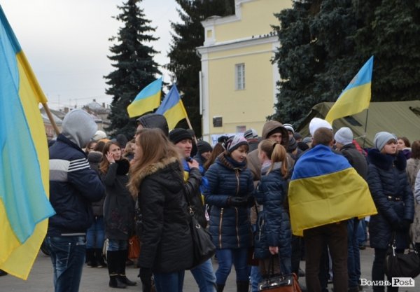 На луцькому Євромайдані гріють і годують. ФОТО
